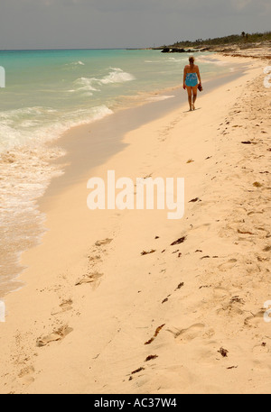 Eine Frau kommt an einem Strand in Playa del Carmen, Mexiko. Stockfoto