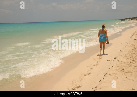 Eine Frau kommt an einem Strand in Playa del Carmen, Mexiko. Stockfoto