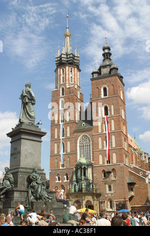 Kraow Polen St. Marys Kirche Kosciol Mariacki alte Stare Miasto Marktplatz Rynek Glowny Krakau Polen Stockfoto