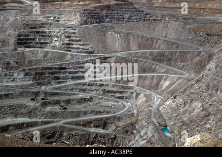 Bagger am unteren Rand des Schwarzsees Asbest mine in Quebec Stockfoto