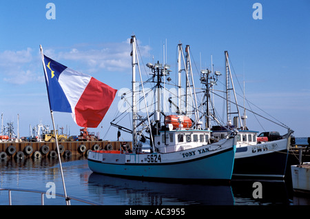 Hummer-Boot mit Acadien Flagge im Shippagan Hafen New Brunswick Kanada Stockfoto