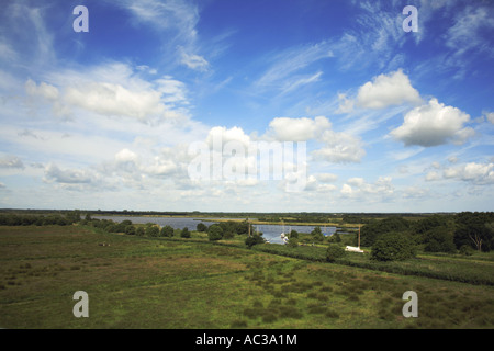 Ein Blick auf die blossen Horsey und Boot Deich mit die Sümpfe auf der Norfolk Broads von der Windmühle bei Horsey, Norfolk, England, Vereinigtes Königreich, Europa. Stockfoto