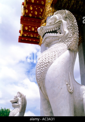 Löwen aus Marmor statue bewachen den Eingang zum reich verzierte Marmor Tempel oder Wat Benchamabophit in Bangkok, Thailand, Asien Stockfoto