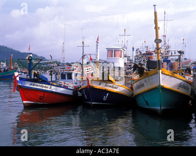 Angelboote/Fischerboote nebeneinander im Hafen von Phuket in Phuket, Thailand Stockfoto