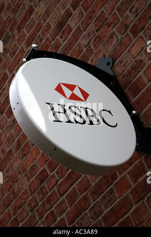 HSBC Bank anmelden, und melden Sie sich an der Wand aufhängen, Aufhängung an einer Mauer verbunden auf eine Bank in Chester, Cheshire, Großbritannien Stockfoto