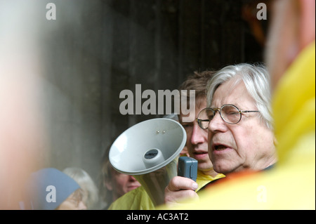 Baazon Brock zur Gründung einer neuen Orakel von Dionysos Brunnen in Köln (Deutschland) Stockfoto