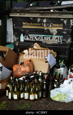 Müll und recycling Sammlung zeigen Overfilled Lagerplätze Stockfoto