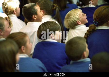 KINDER BEI MANOR GRUNDSCHULE WOLVERHAMPTON UK FREUEN SICH ÜBER DIE CADBURYS PANTOMINE ROADSHOW Stockfoto