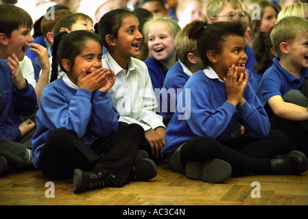 KINDER BEI MANOR GRUNDSCHULE WOLVERHAMPTON UK FREUEN SICH ÜBER DIE CADBURYS PANTOMINE ROADSHOW Stockfoto