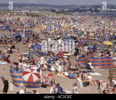 Ein überfüllter Strand im Sommer in Dawlish Warren, in der Nähe von Exeter, Devon, Großbritannien. Stockfoto