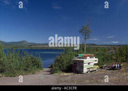 RV Camping in einer Wildnis-Campingplatz an einem See in der Nähe von Atlin, Northern BC, British Columbia, Kanada Stockfoto