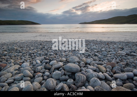 Der Oststrand des Isthmus auf Vatersay, bewohnt die südlichste Insel der Wetern Inseln vor der Westküste von Schottland. Vatersay ist nach Barra durch einen Fahrzeug-Damm verbunden. Es gibt einen Campingplatz und öffentliche Toilette am westlichen Strand auf den Sanddünen, mit herrlichem Blick über die Bucht und unberührten weißen Sandstrand. Die östliche Bucht war der Ort von dem tragischen Untergang der Annie Jane im Jahr 1853, wo 350 Immigranten von Liverpool nach Quebec starb und in den Dünen begraben sind. Stockfoto