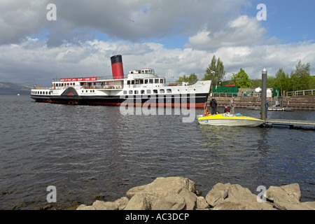 Raddampfer Magd des Sees festgemacht an der Pier in der Lomond Shores Erholungsgebiet am Loch Lomond Stockfoto