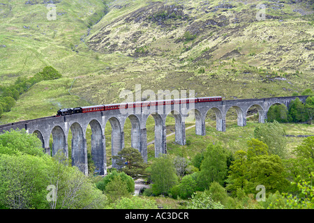 West Coast Railways betrieben Jacobite Dampfzug Glenfinnan-Viadukt auf dem Weg von Fort William nach Mallaig durchqueren Stockfoto