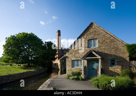 Ferienhaus am Fluss Auge in Lower Slaughter mit der alten Mühle über englischen Cotswolds, Gloucestershire Stockfoto