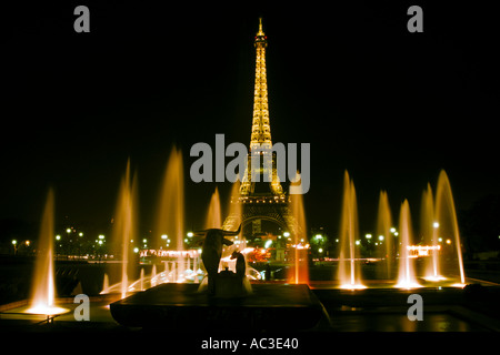 Europa Frankreich Paris Eiffel Tower Nacht vom Palais Chaillot Brunnen Stockfoto