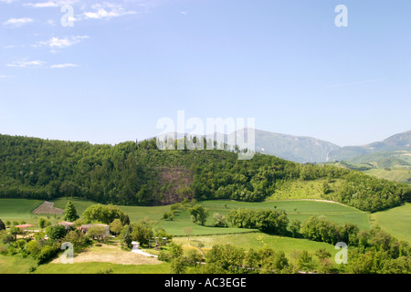 Bauernhaus im typischen Hügellandschaft von Le Marche in Italien Stockfoto