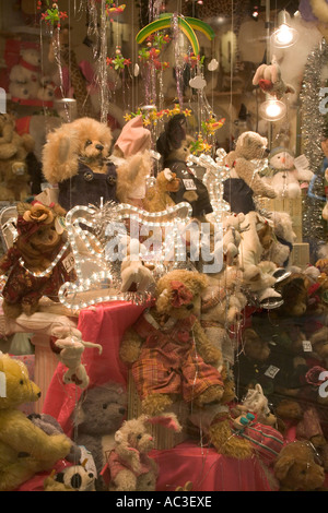 Teddy Bears in Shop-Schaufenster, weiches Spielzeug, Weihnachten Dressing, vorne, UK, GB, Stockfoto