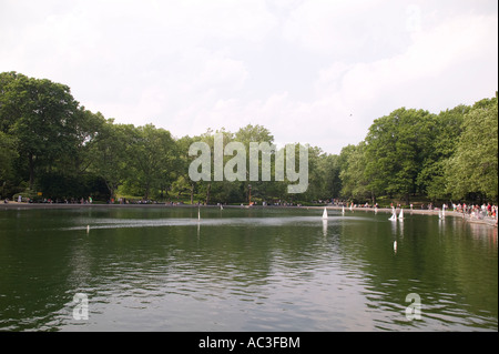 Modell-Segelboote auf dem kleinen Wintergarten Wasser Teich im Central Park New York City Stockfoto