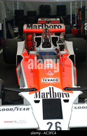 McLaren M23 Formel 1 Rennwagen am Oulton Park Motor Racing Circuit Cheshire England Vereinigtes Königreich UK Stockfoto