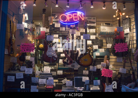 "Open Leuchtreklame" in "Shop-Front" Stockfoto