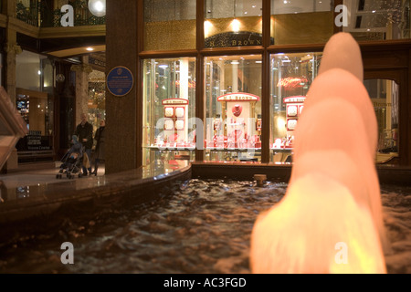 Juwelier-Geschäft in Cross Arcade umrahmt von beleuchteten Brunnen Stockfoto