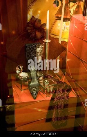 Damen-Accessoires, Kerze in einen Shop Fenster, Anzeige, Schuh, Schal, Abendmode, Stockfoto