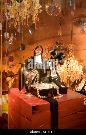 Lady Damen, Schuh und "Abendmode" Halskette, Schal "Schaufenster", "Cocktail-Shaker", Glas, Stockfoto