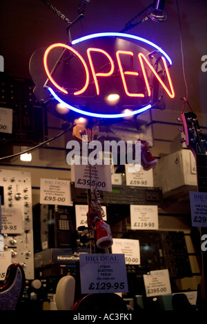 "Open Leuchtreklame" vorne "Schaufenster" der "Guitar-Shop", Stockfoto