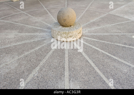 Kanonenkugel im Zentrum des Platzes Ótranto Burg, Apulien, Italien Stockfoto