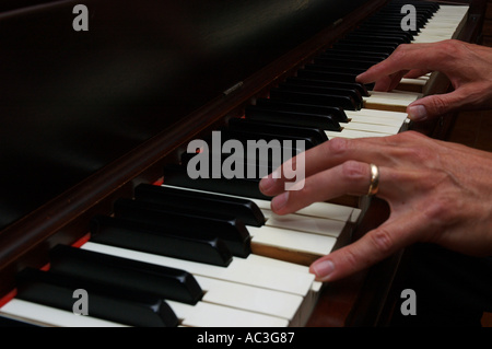 Nahaufnahme von mans Händen Klavier spielen Stockfoto