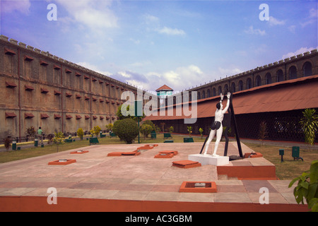 Zwei Flügel des zellularen Gefängnisses nun eine nationale Gedenkstätte mit Replik Auspeitschen Pranger, in Port Blair, South Andaman Island, Indien Stockfoto