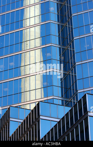 Schornstein-Spiegelbild im Glasbau Stockfoto