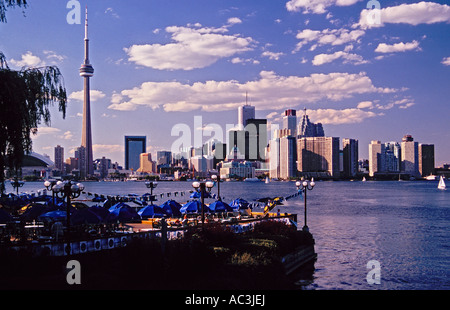 Skyline der Stadt von Toronto in Ontario-See gesehen Stockfoto
