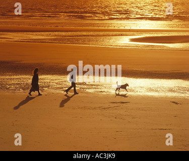GB - LANCASHIRE: Abendspaziergang entlang Blackpool Strand Stockfoto