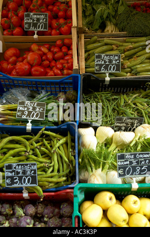 Körbe mit Gemüse für den Verkauf in einem italienischen Dorf Stockfoto