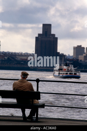 Fähre über den Fluss Mersey Liverpool England Stockfoto