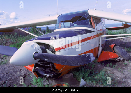 Luftfahrt Unfall, Flugzeugabsturz, Flugzeug Wrack von einem einzigen Motor Kleinflugzeug nach einem Sturz am Emergency Landing Site Stockfoto