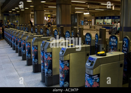 Ticket Barrieren - u-Bahnstation London Bridge - London Stockfoto