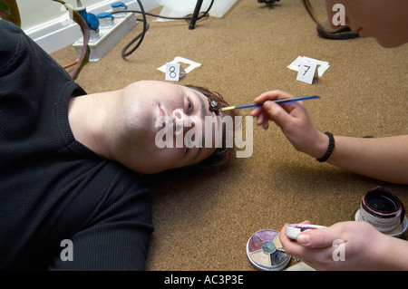 Make-up Artist arbeiten an Schauspieler in der Film Anwendung Fake Blood und Stockfoto