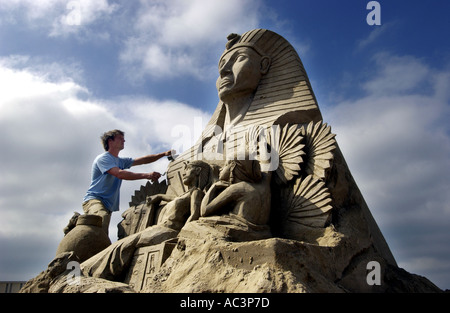 Die Sande der Zeit schafft ein Sand Bildhauer Cleopatra auf Brighton seafront Stockfoto