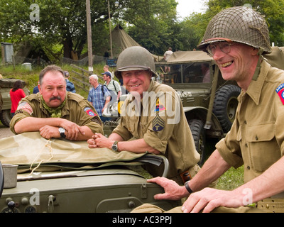 Drei Männer in Uniformen der 1940er Jahre ruht auf einem Jeep Quorn Station, der Great Central Railway, Leicestershire Stockfoto