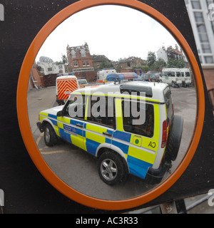 Verkehr Polizei Land Rover Discovery reflektiert und verzerrt im Spiegel Stockfoto