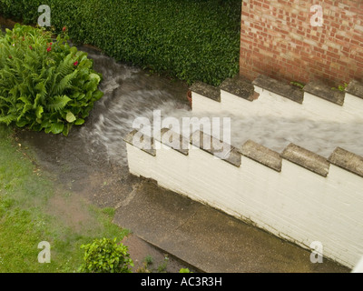 Wasser fließt nach unten Schritte in einem Domesitc Garten, Nottingham UK 2007 Stockfoto