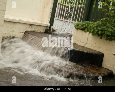 Wasser fließt nach unten Schritte im heimischen Garten, Nottingham UK 2007 Stockfoto