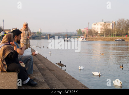 Eine Familie, die Fütterung der Vögel durch den Fluss Trent am Victoria Embankment in Nottinghamshire UK Stockfoto