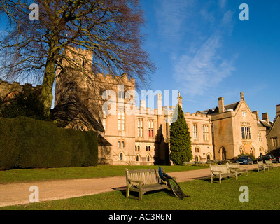 Ein Blick auf Newstead Abbey an einem hellen sonnigen Wintermorgen in Nottinghamshire, Großbritannien Stockfoto