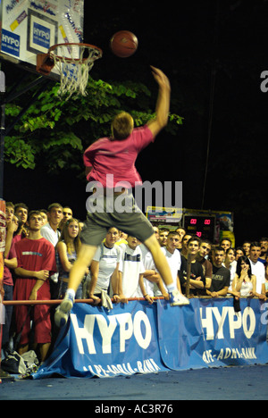 Basketball-Spieler schießen eine Kugel in einen Reifen Stockfoto