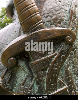 Eine Nahaufnahme von Robin Hoods Schwert an die Bronzestatue, Nottingham Castle UK Stockfoto