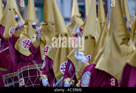 Vermummte Büßer, die Trommeln schlagen, Prozession Ostern religiösen, Semana Santa, die Karwoche, Bilbao, Spanien. Stockfoto